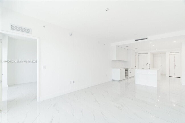 Building Photo - 700 NE 24th St