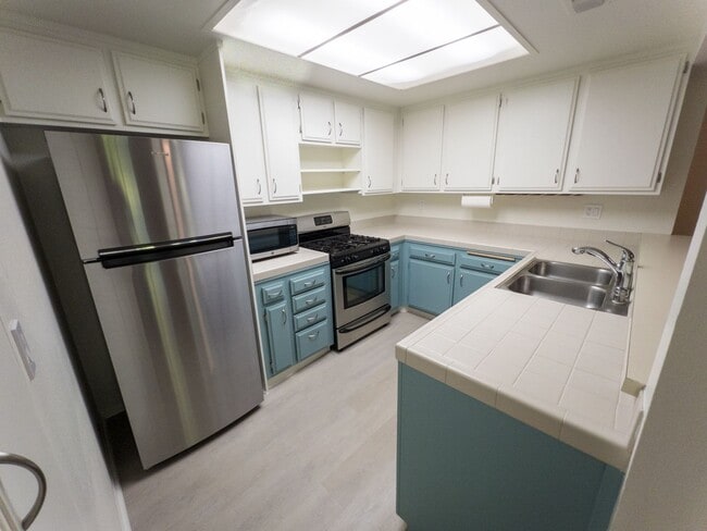 Building Photo - Large 2bed/ 2 bath corner unit in the heart of Silverlake with Hot Tub, Pool, Gated Parking and P...