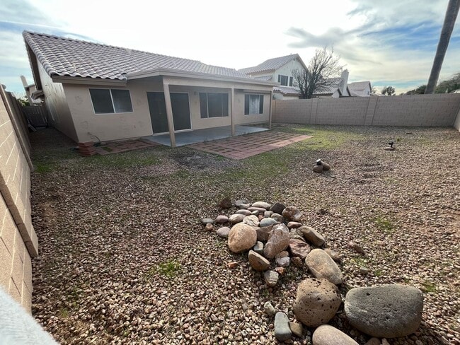Building Photo - 4 Weeks of Free Rent! - Three bedroom Sing...