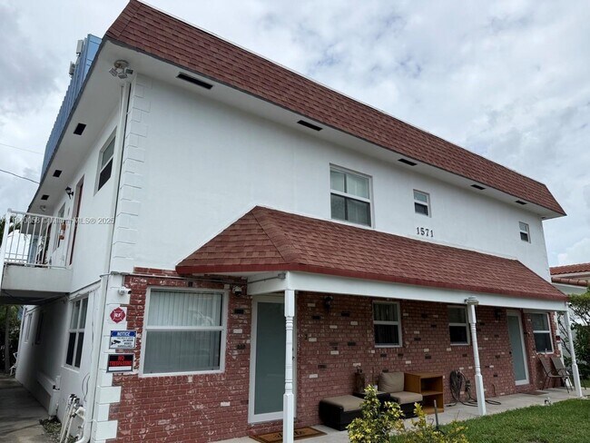 Building Photo - 1571 SE 23rd Ave