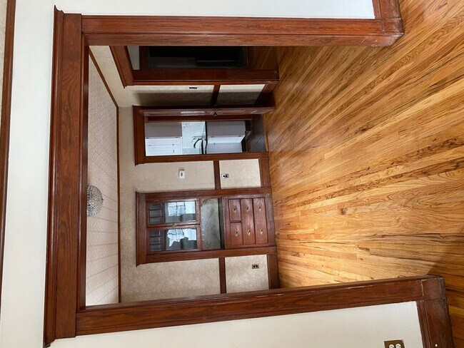 Building Photo - 1200 sq ft 3 bed 1 bath Brighton apartment!