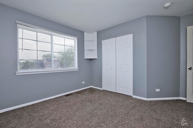 Building Photo - 9 W Dahlia Ln
