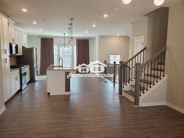 Building Photo - 328 Commons Ave