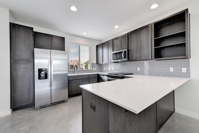 Building Photo - 801 N Bluff Dr