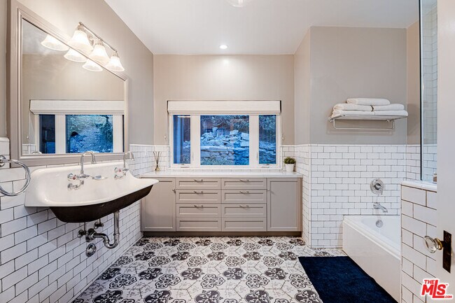 Building Photo - 4033 Glenalbyn Dr