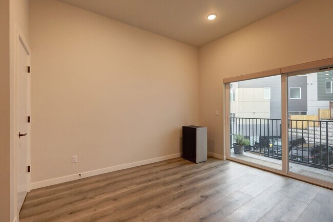 Building Photo - Beautiful and Spacious 4bd/4ba Townhome Av...