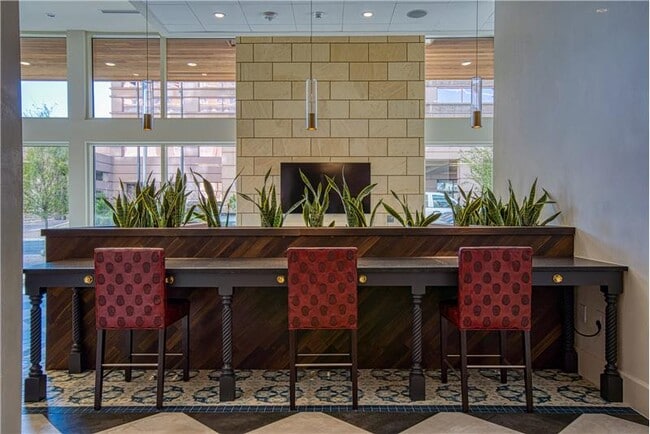 Building Photo - 702 E 11th St