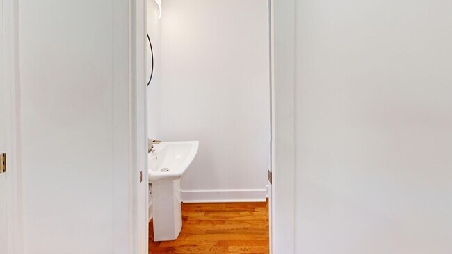 Building Photo - Recently Renovated Stunning Two Bedroom/Three & a Half Bathroom for Rent