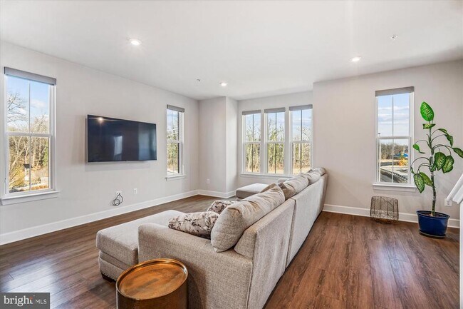 Building Photo - 6732 Belcrest Rd