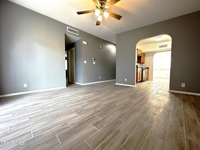 Building Photo - 421 Valle del Mar Dr