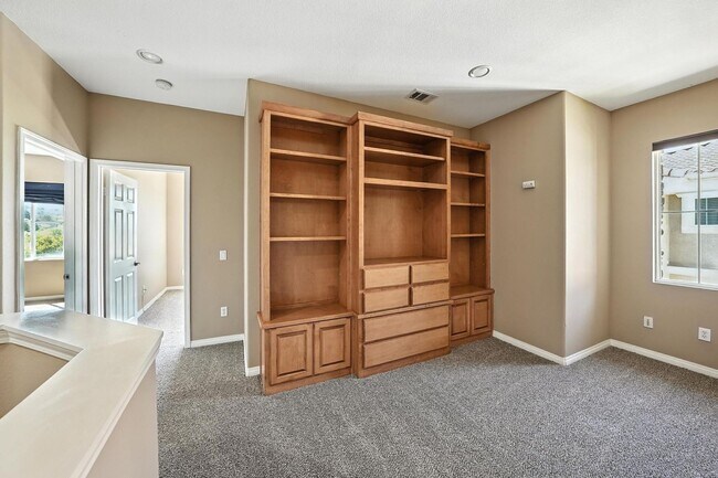 Building Photo - GORGEOUS 4+3 in Copperhill Area