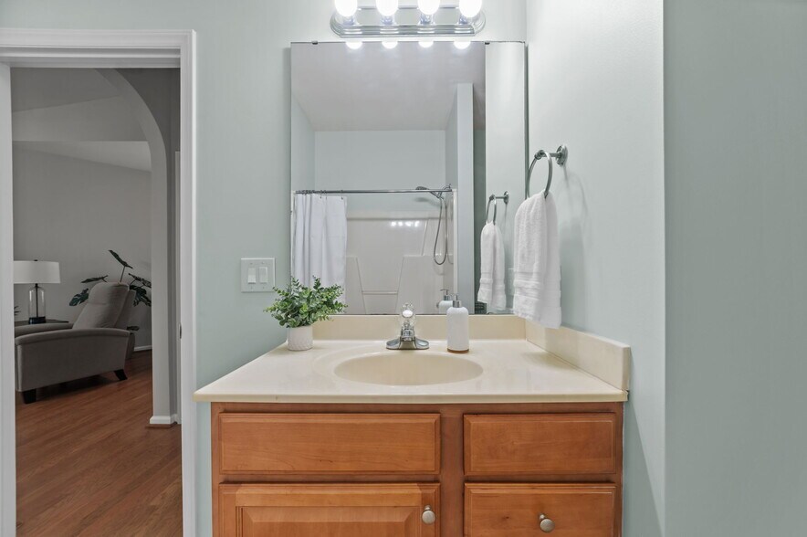 Building Photo - 1121 Turtle Creek Rd