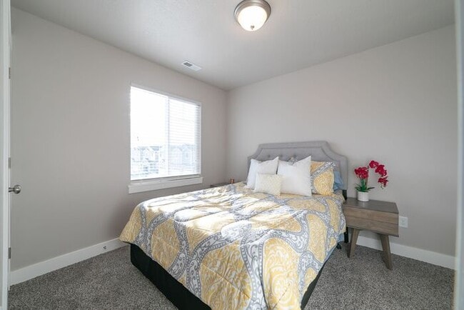 Building Photo - Text RENT to +18019018302