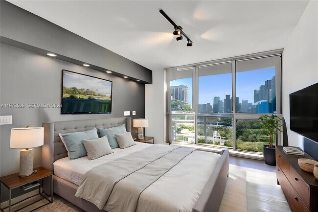 Building Photo - 1750 N Bayshore Dr