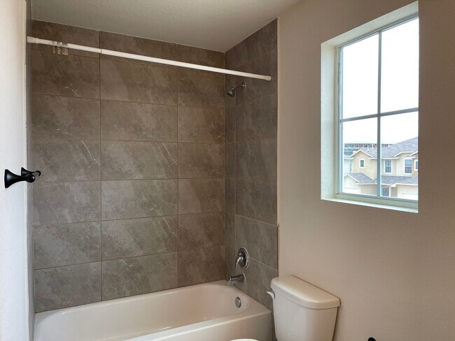 Building Photo - Townhome for rent