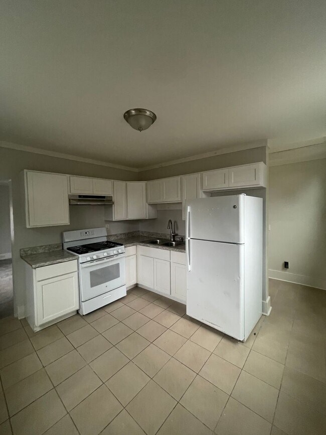 Building Photo - Available July 1st! 3 Bed 1.5 Single Family Home!