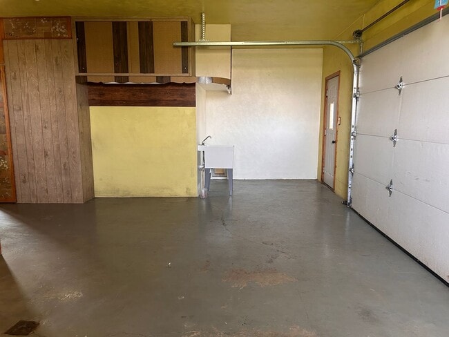 Building Photo - 660 E Oregon Rd