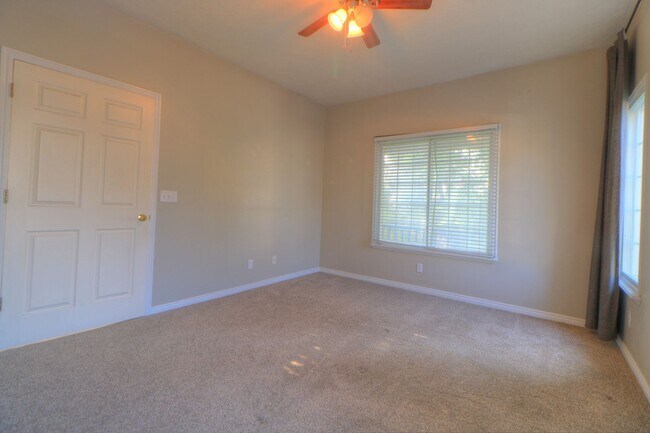 Building Photo - 2 Bedroom 2 Bathroom