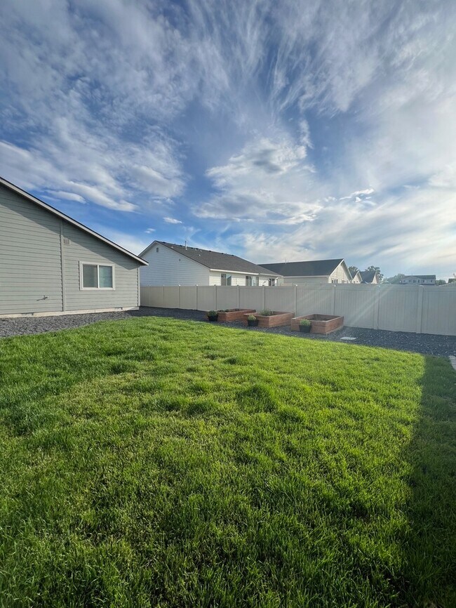 Building Photo - 3 Bed 2 Bath Nampa!