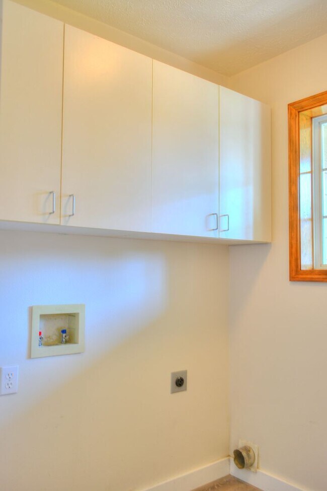 Building Photo - Huge South Hill Beauty