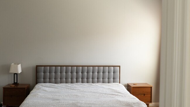 Building Photo - Modern 3 Level Townhome with 2 Car Garage