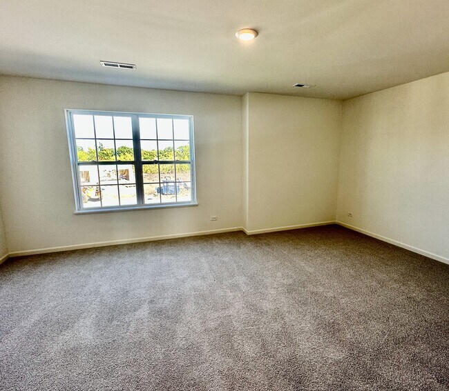 Building Photo - 1320 Draper Rd