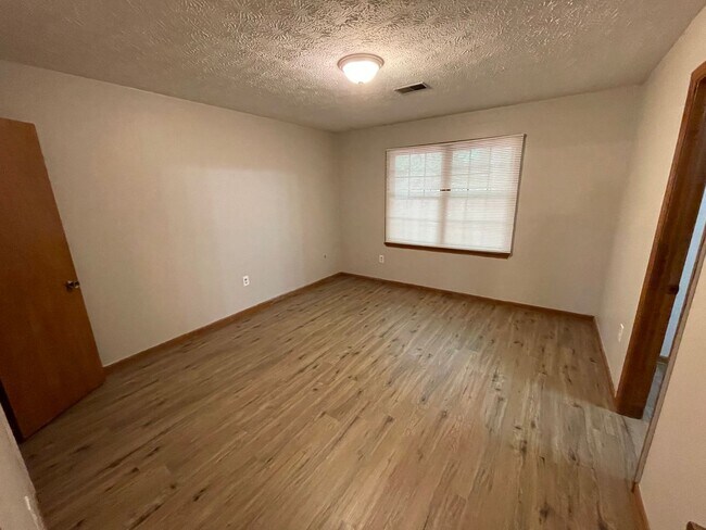 Building Photo - 509 Chateau Dr SE