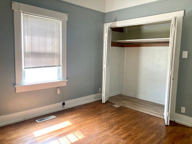 Building Photo - Quaint Cottage