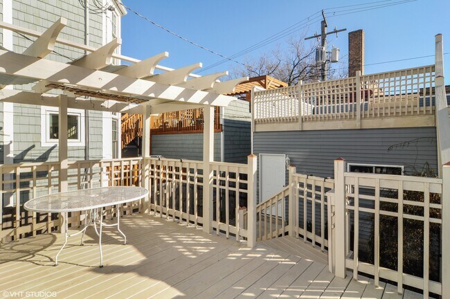 Building Photo - 2113 W Cuyler Ave