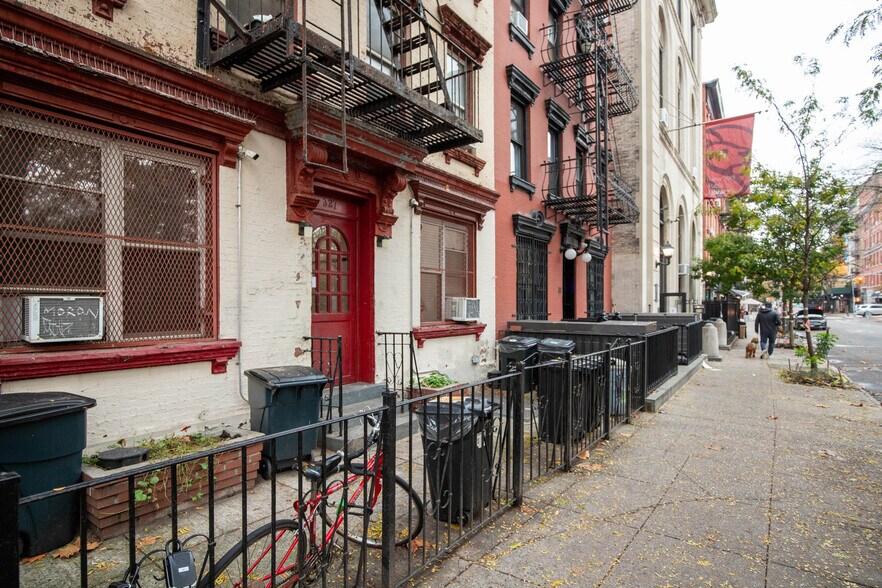 Building Photo - 327 E 10th St