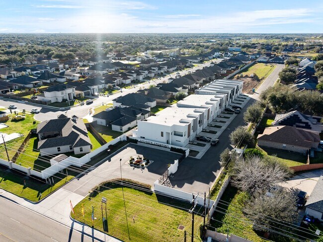 Building Photo - Beautiful 3 Bedroom Townhome in McAllen