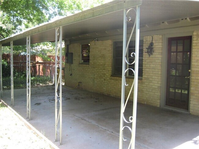 Building Photo - 2007 Oakglen Dr