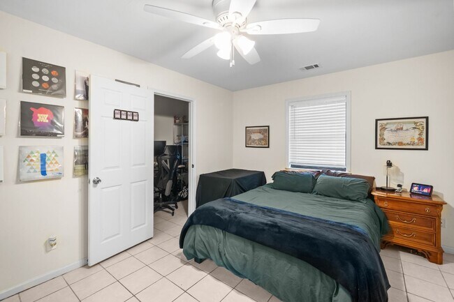 Building Photo - Southside Savannah Gem – 4BR Home in Windsor Forest with Sunroom & Patio