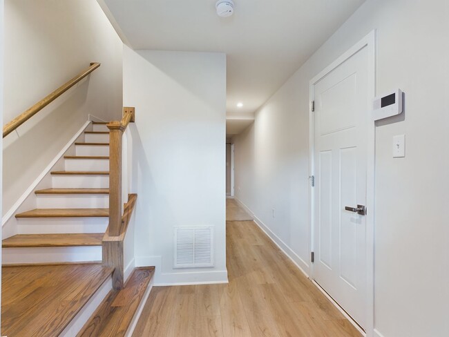 Building Photo - 301 W 20th St