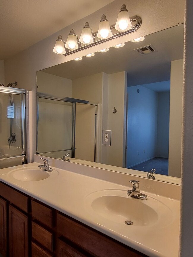 Building Photo - Unfurnished Resort Like Condo available No...