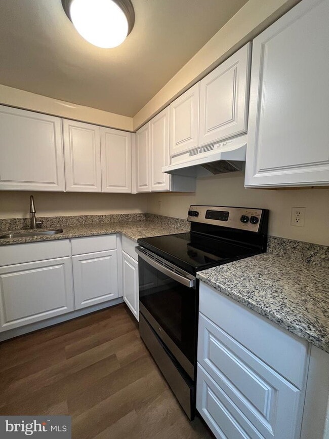 Building Photo - Modern Townhouse Living in Alexandria's Prime Location