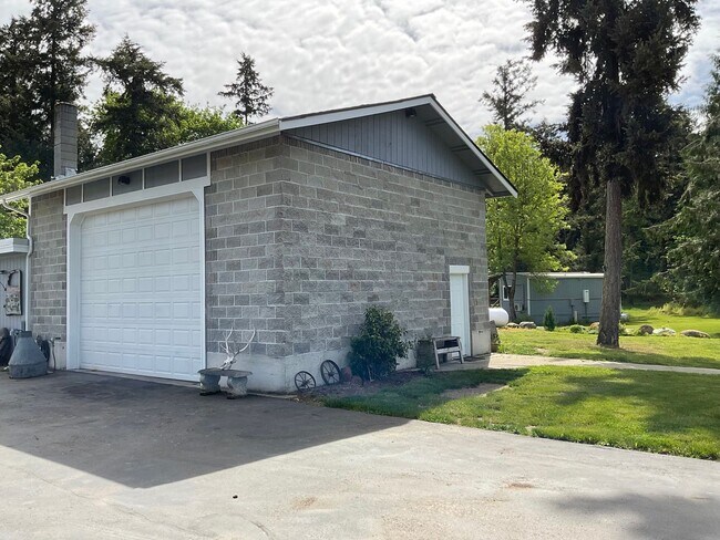 Building Photo - Beautiful 2 Story, Updated Home on Large L...