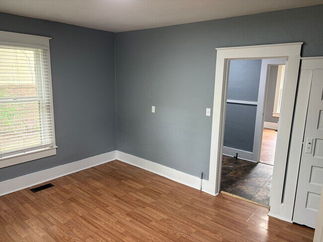 Building Photo - $900 move in special!