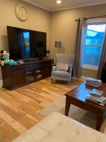 Building Photo - 5 Sheridan Cir