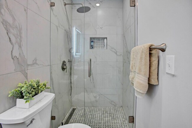 Building Photo - 2632 Madison St