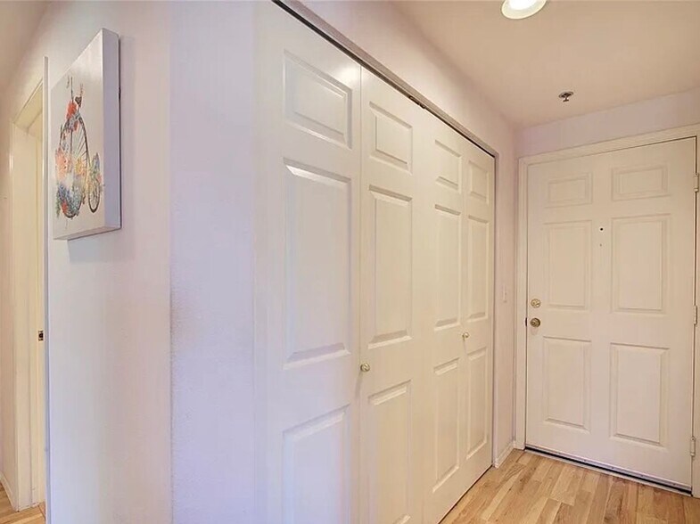 Building Photo - Must See Ballard Condo!!!