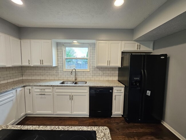 Building Photo - 7645 Bayridge Dr