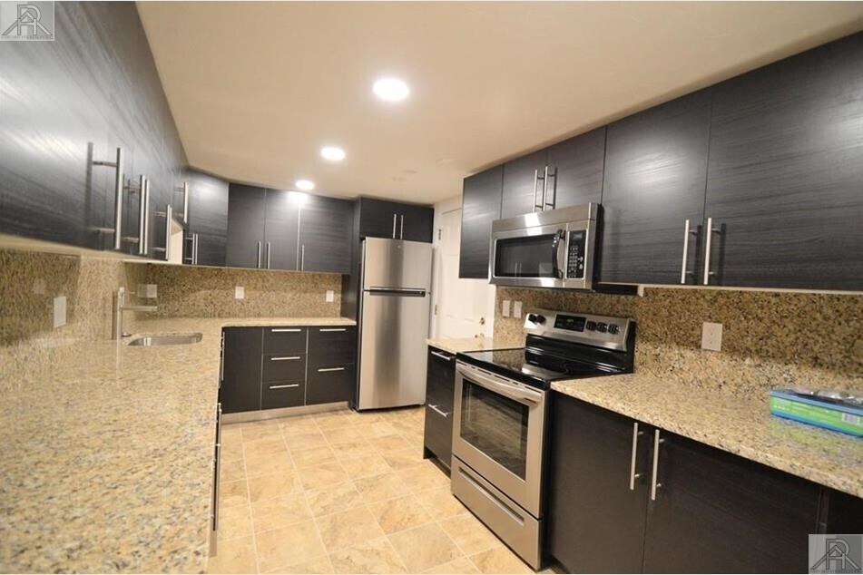 Building Photo - 73 Thatcher St