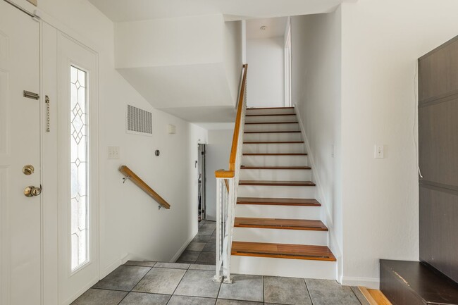 Building Photo - 1057 Iris Ave