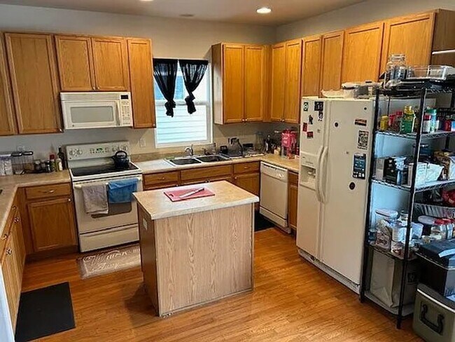 Building Photo - 3 Bed | 2.5 Bath Townhome In School District #2