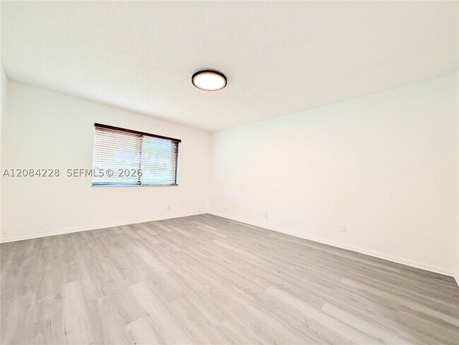 Building Photo - 310 Lakeview Dr