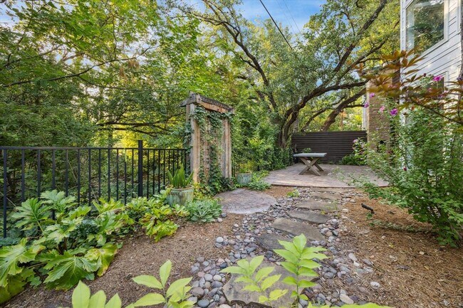 Building Photo - 133 Frederick St