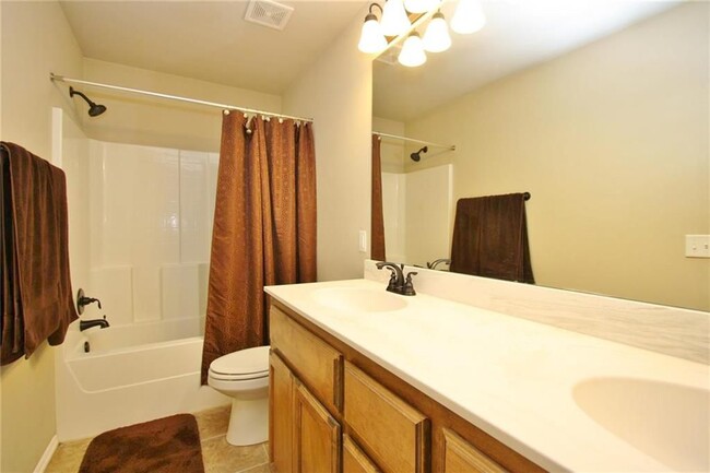Building Photo - Gorgeous Home in Heritage Oaks with All Ap...