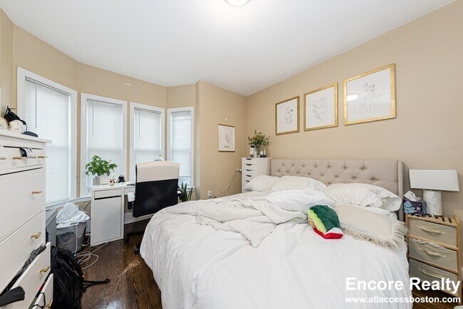 Building Photo - 1566 Tremont St