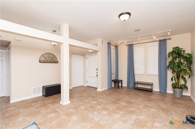 Building Photo - 421 Shadow Point